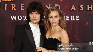 Miley Cyrus surge com anel milionário e alimenta rumores de noivado com Maxx Morando