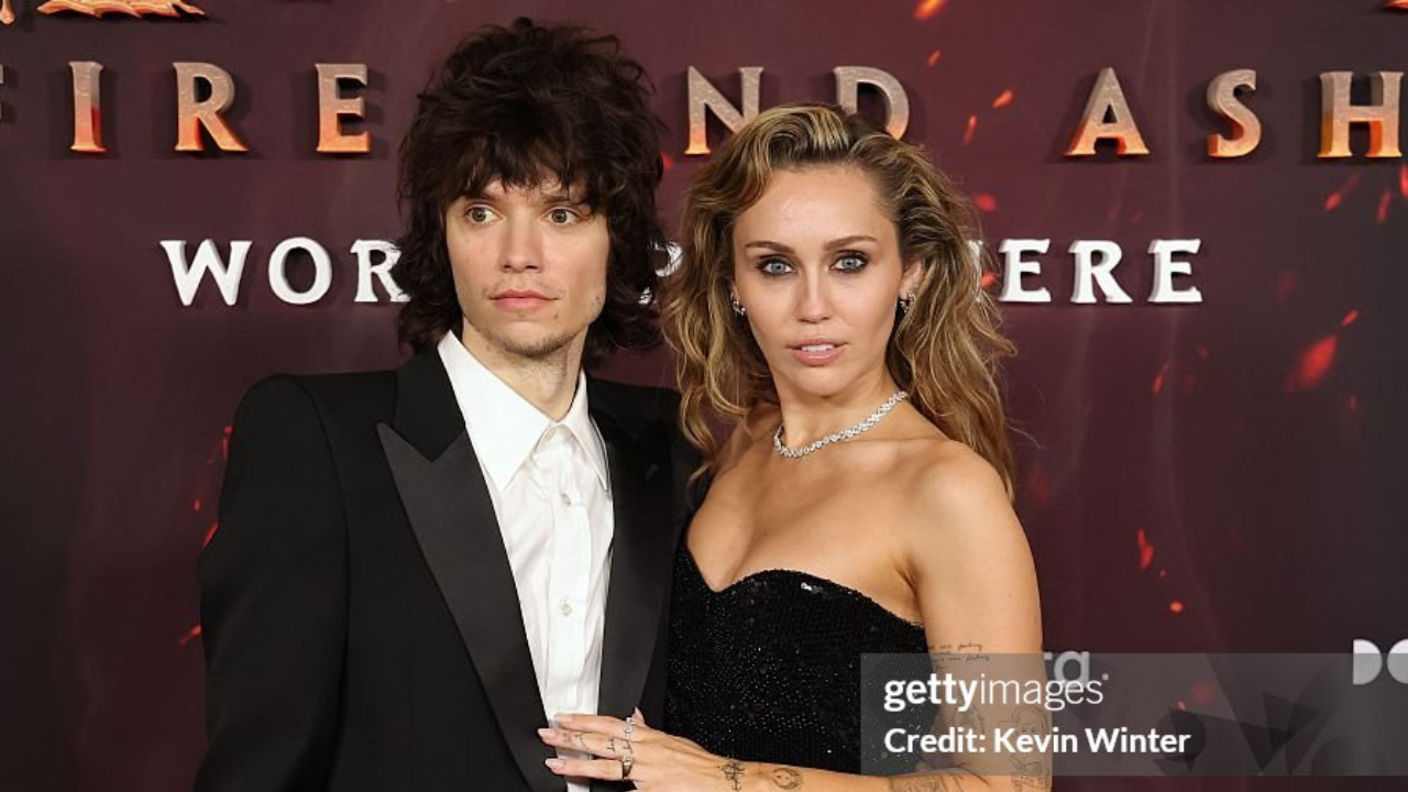 Miley Cyrus surge com anel milionário e alimenta rumores de noivado com Maxx Morando