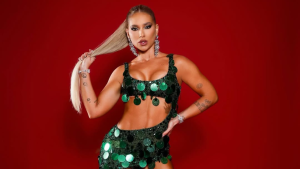 Virginia Fonseca marca presença em ensaio de rua da Grande Rio