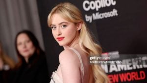 Atriz de “Supernatural” chega ao Brasil para CCXP 2025