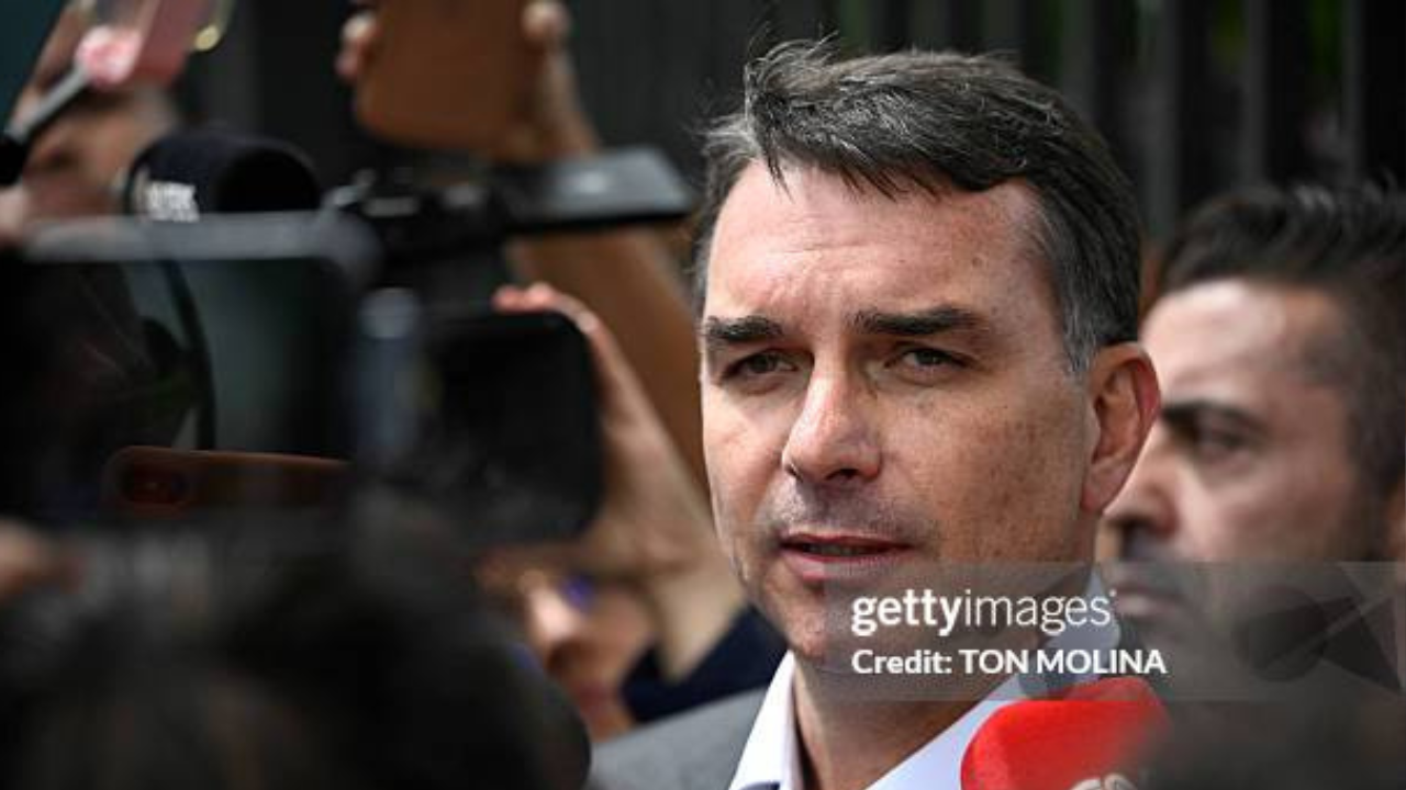 O senador Flávio Bolsonaro (PL) conversa com a imprensa | Reprodução/Ton Molina/AFP/Getty Images Embed