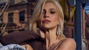 Flávia Alessandra usa vestido nacional pelas ruas de Nova York