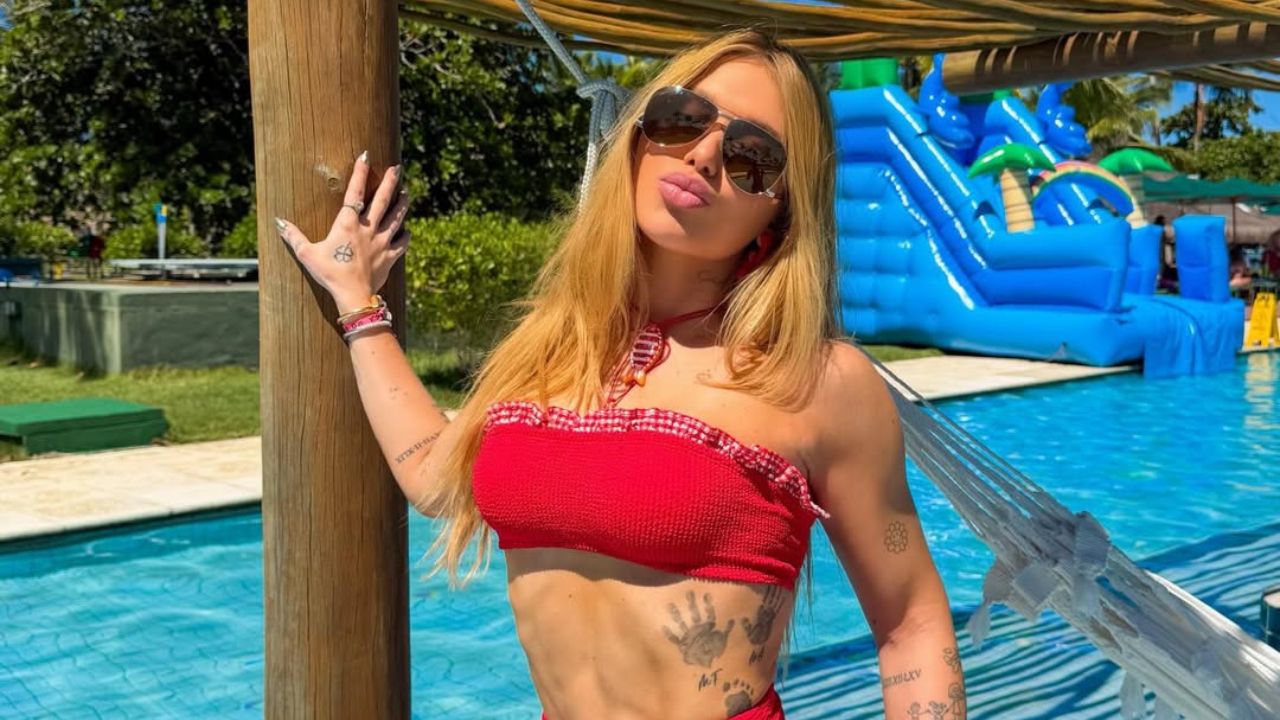 Entre o sol e o vermelho: Virginia Fonseca transforma Trancoso em cenário de verão absoluto