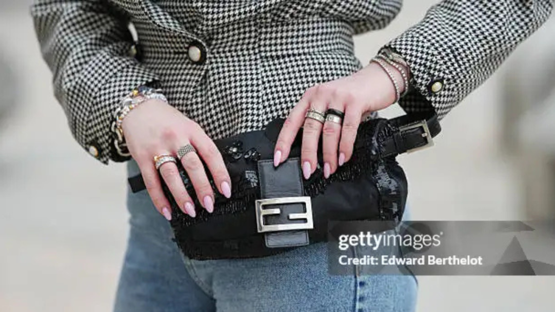 Fendi lança coleção cápsula de bolsas inspiradas na série Emily in Paris