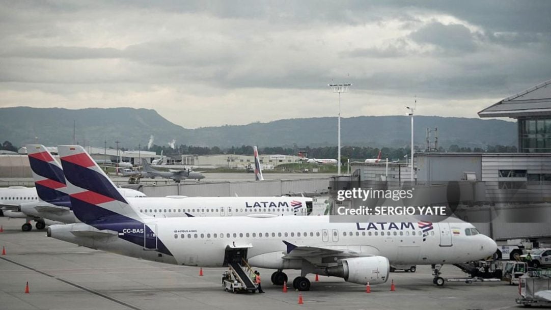 Avião em Guarulhos é esvaziado após incêndio em veículo