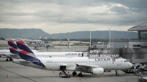 Avião em Guarulhos é esvaziado após incêndio em veículo