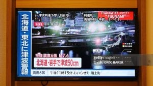 Japão sofre terremoto de magnitude 7,6 e tsunamis no norte do país