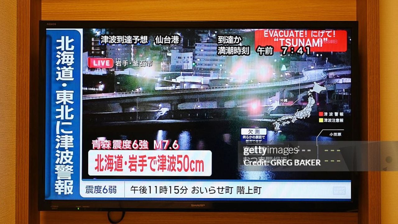 Notícia do Japão sobre o terremoto | Reprodução/GREG BAKER/Getty Images Embed