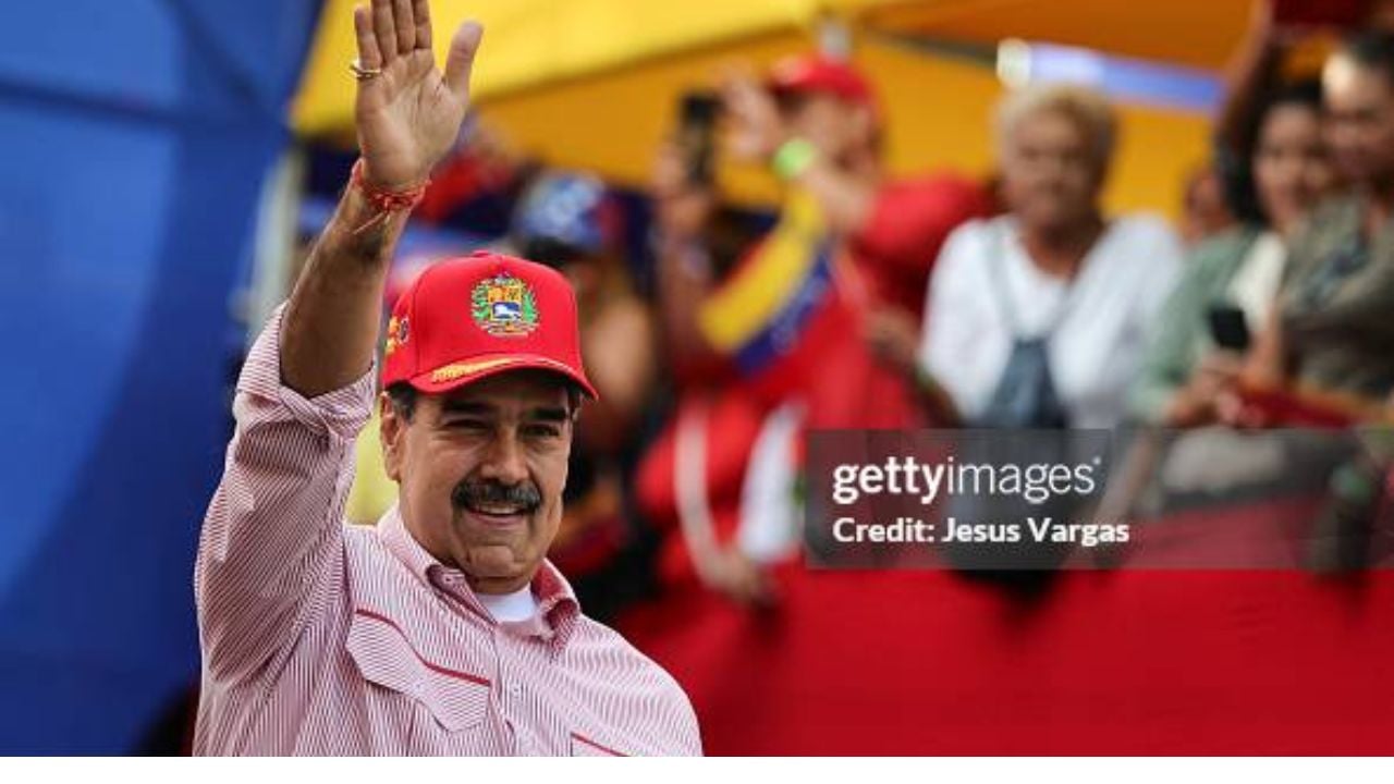 Nicolás Maduro acenando para multidão | Reprodução/Jesus Vargas/Getty Images Embed
