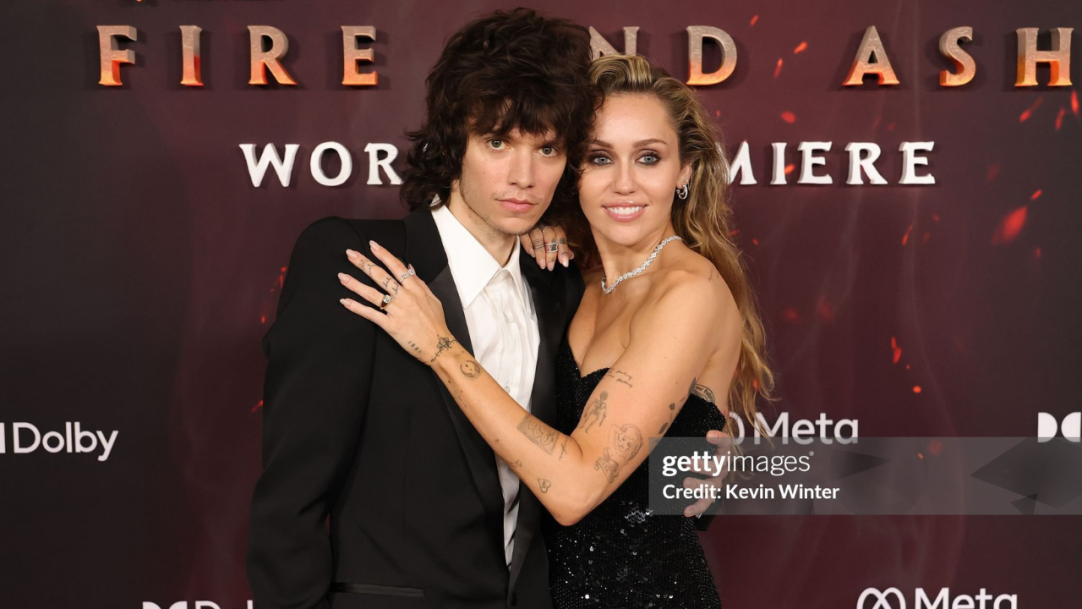 Miley Cyrus revela pânico ao tocar em papel “odeio papel”