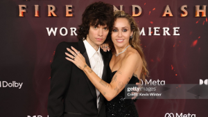 Miley Cyrus revela pânico ao tocar em papel “odeio papel”