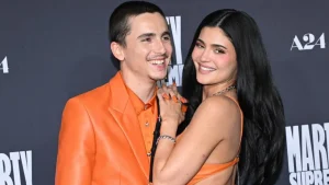 Timothée Chalamet e Kylie Jenner exibem looks laranja combinados na estreia de “Marty Supreme”