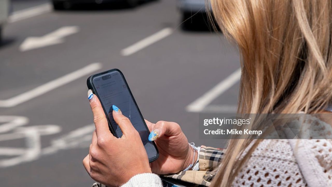 A violência digital através de mensagens | Reprodução / Mike Kemp / Getty Images Embed 