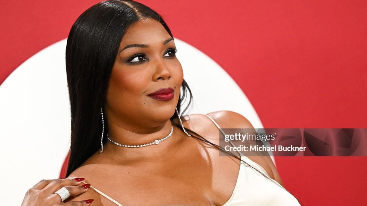 Lizzo no tapete vermelho do GQ's Men of the year | Reprodução / Michael Buckner / Getty Images Embed