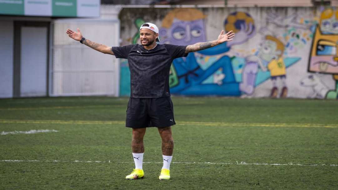 Após cirurgia, Neymar recebe alta e começa processo de reabilitação