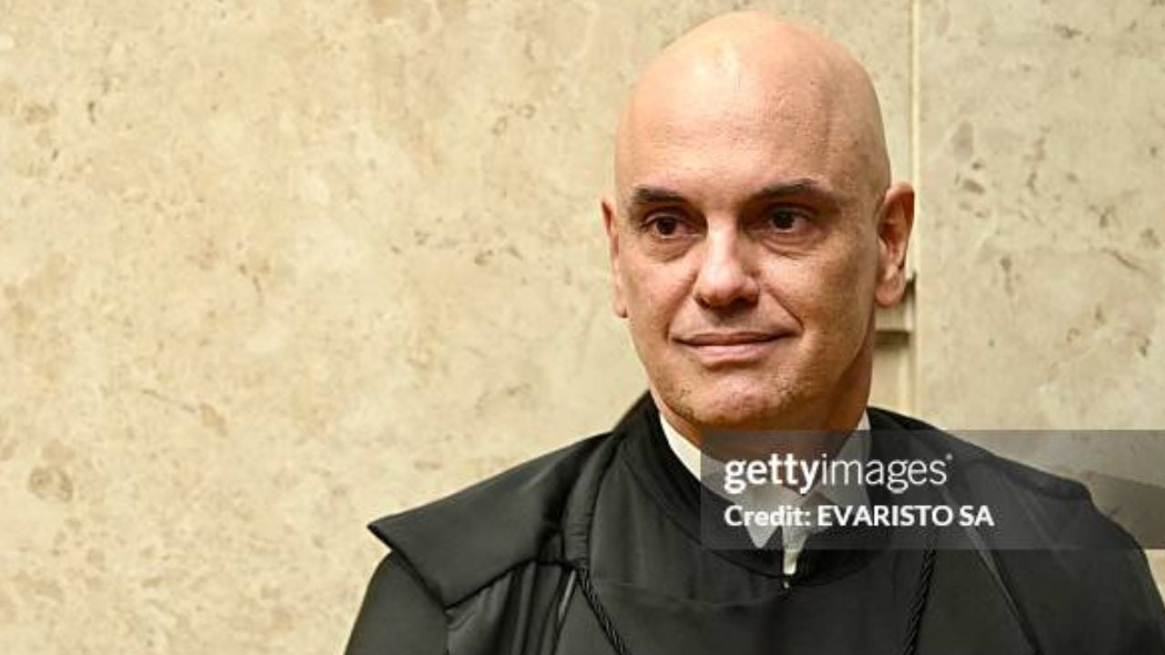 Alexandre de Moraes está sendo investigado por envolvimento com Banco Master | Reprodução / Evaristo SA / Getty Images Embed  