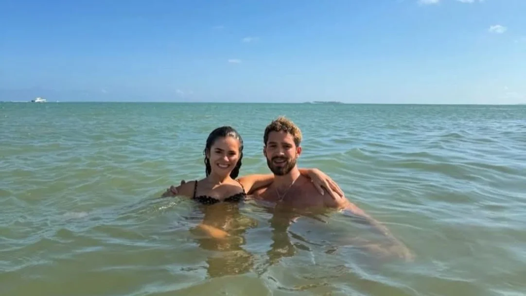 Maisa Silva e João Guilherme aproveitam dia de sol em praia de Pernambuco