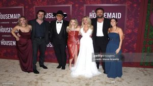 Celebridades desfilam looks marcantes no red carpet em Los Angeles