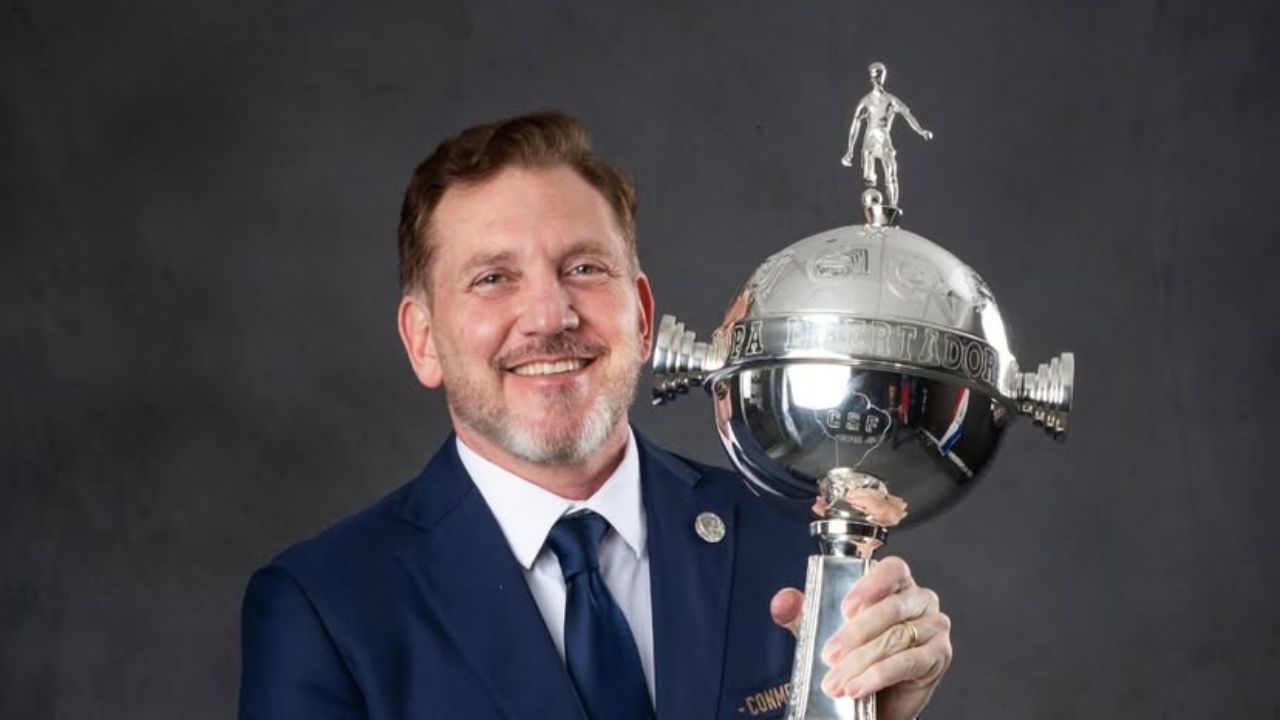 Alejandro Guillermo, presidente da Conmebol, exibe a taça da Libertadores | Reprodução/Instagram/@libertadores