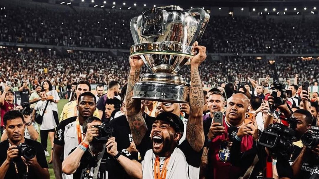 Memphis decide a Copa do Brasil e critica crise interna no Corinthians