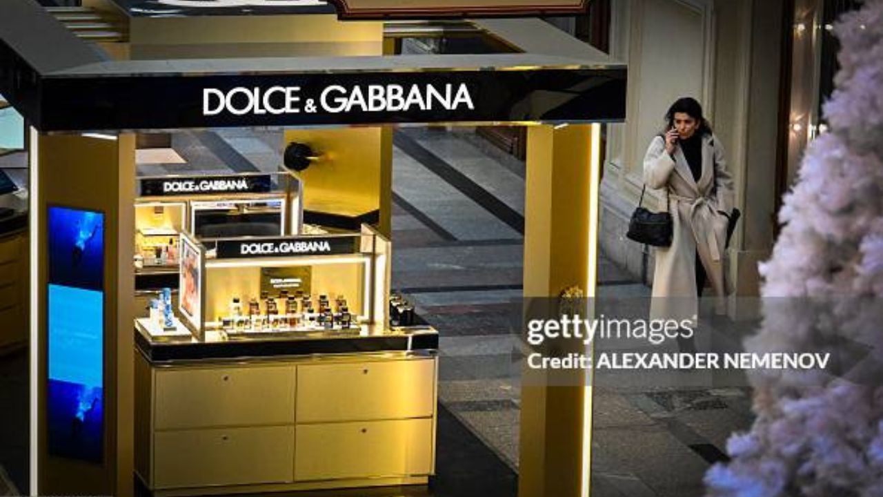 Dolce & Gabbana | Reprodução/Alexander Nemenov/Getty Images Embed