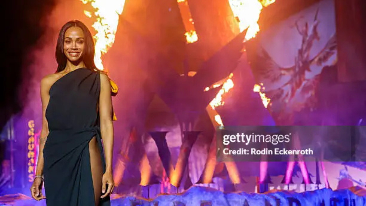 Zoe Saldanã em première de Avatar: Fogo e Cinza l
Reprodução/Rodin Eckenroth/Getty Images Embed 