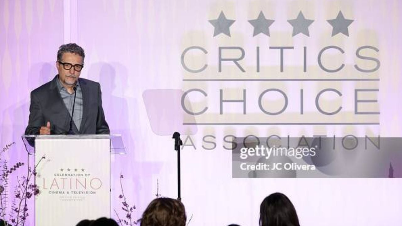 Kleber Mendonça Filho discursando em premiação| Reprodução/JC Oliveira/Getty Images Embed