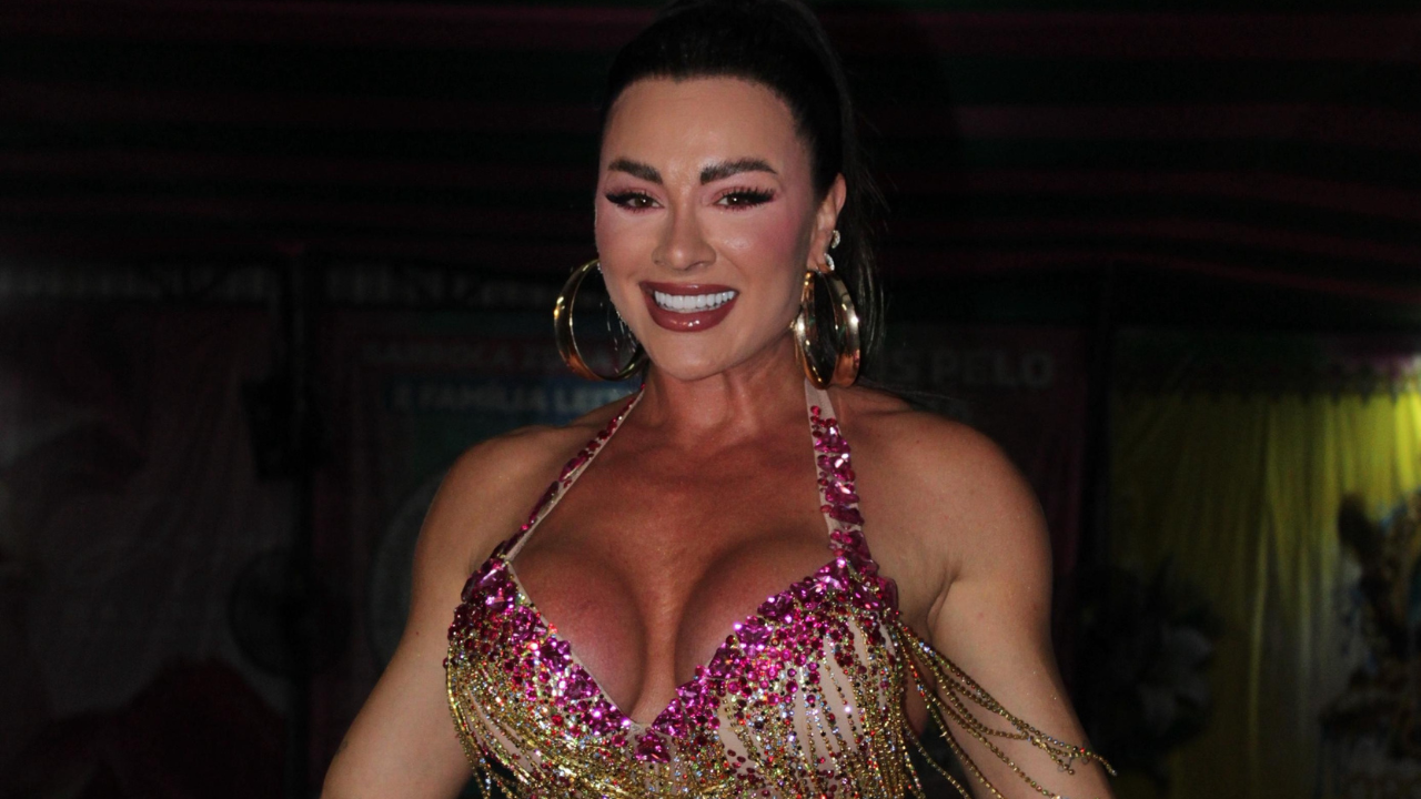 Ainda mais sarada e com look decotado, Juju Salimeni brilha em ensaio da Barroca Zona Sul