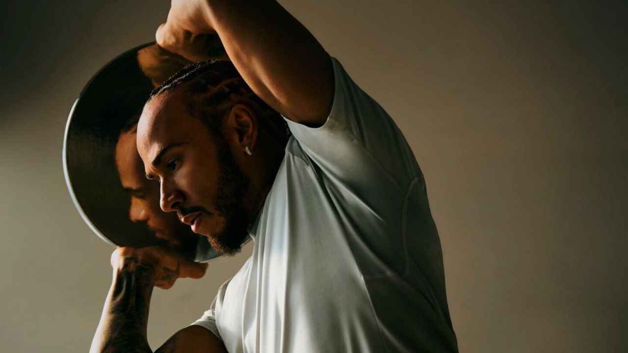 O piloto de fórmula 1 é um dos astros da campanha da nova coleção | Reprodução/ Anthony Blasko / Lululemon