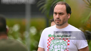 Carlos Bolsonaro afirma que médico foi chamado para atender Bolsonaro na PF