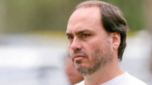 Carlos Bolsonaro faz postagem sobre o 8 de janeiro e tece críticas a democracia