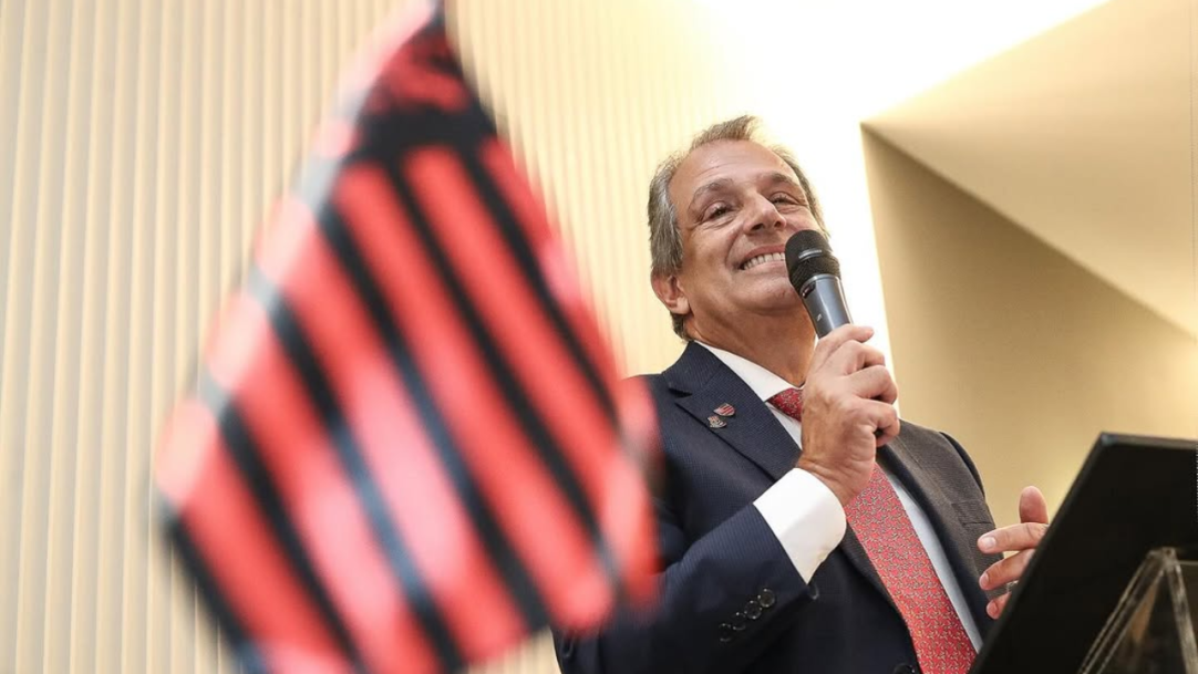 Presidente do Flamengo está negociando aluguel de aeronave para o clube