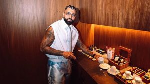 Flagra mostra Gabigol em festa noturna com mulheres seminuas
