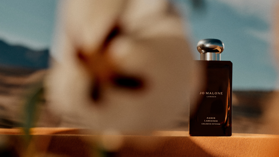 Desfrute o calor da Golden Hour com a nova Colônia Intensa Amber Labdanum