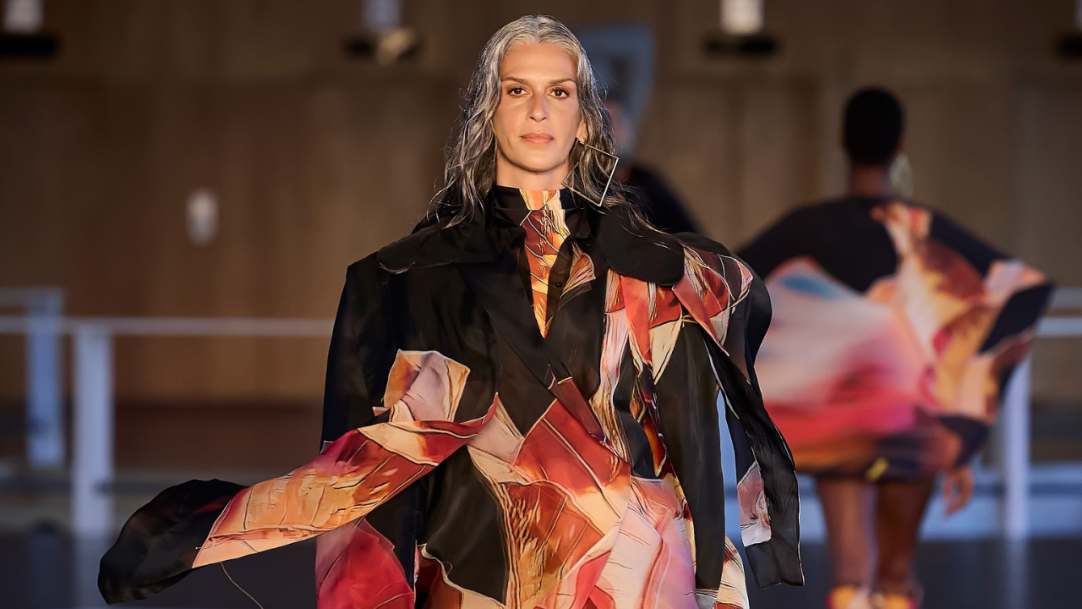 Modelo 50+ Lucy Borges aborda etarismo e invisibilidade do mercado da moda em livro autoral