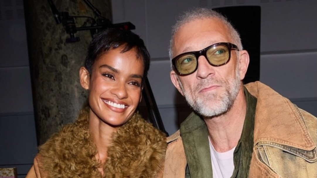 Narah Baptista e Vincent Cassel marcam presença no desfile da Schiaparelli em Paris