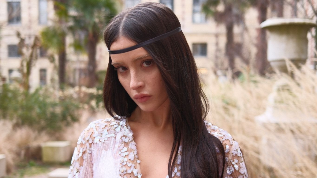 Livia Nunes encerra a Alta-Costura de Paris no desfile da Valentino