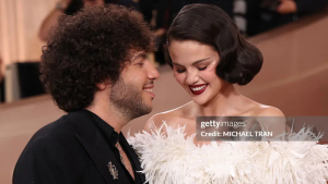 Selena Gomez e Benny Blanco aparecem em público 3 meses após casamento