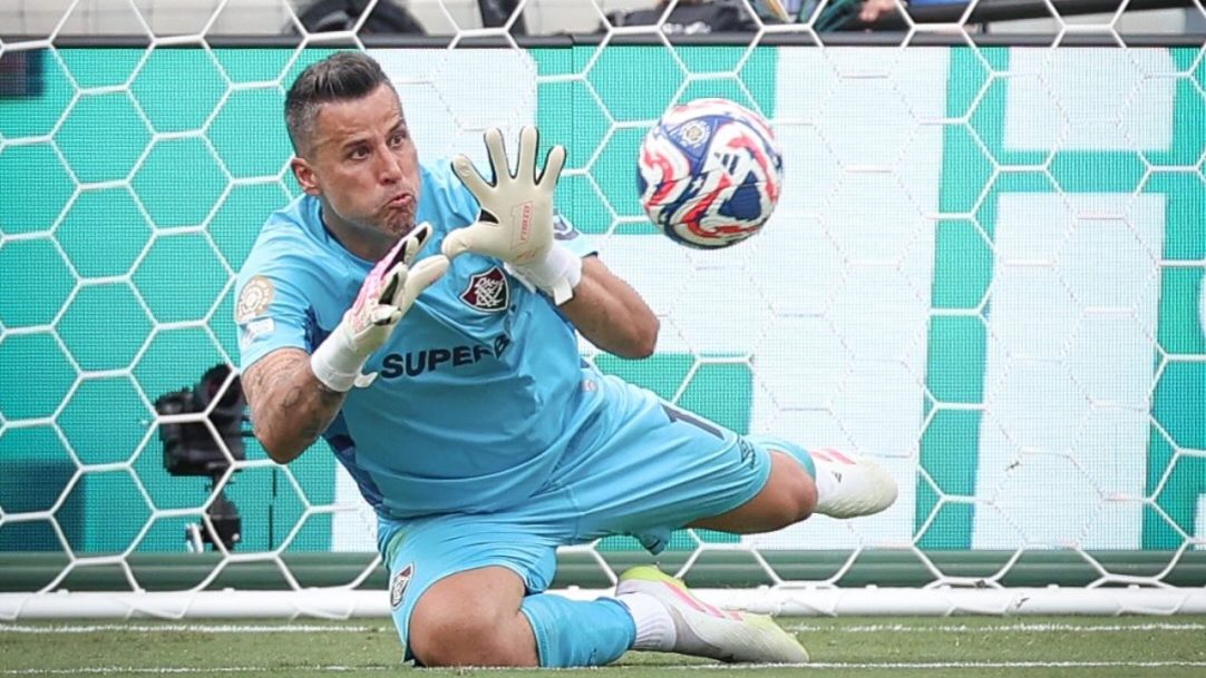 Fluminense aposta na continuidade e confirma Fábio no elenco até 2027