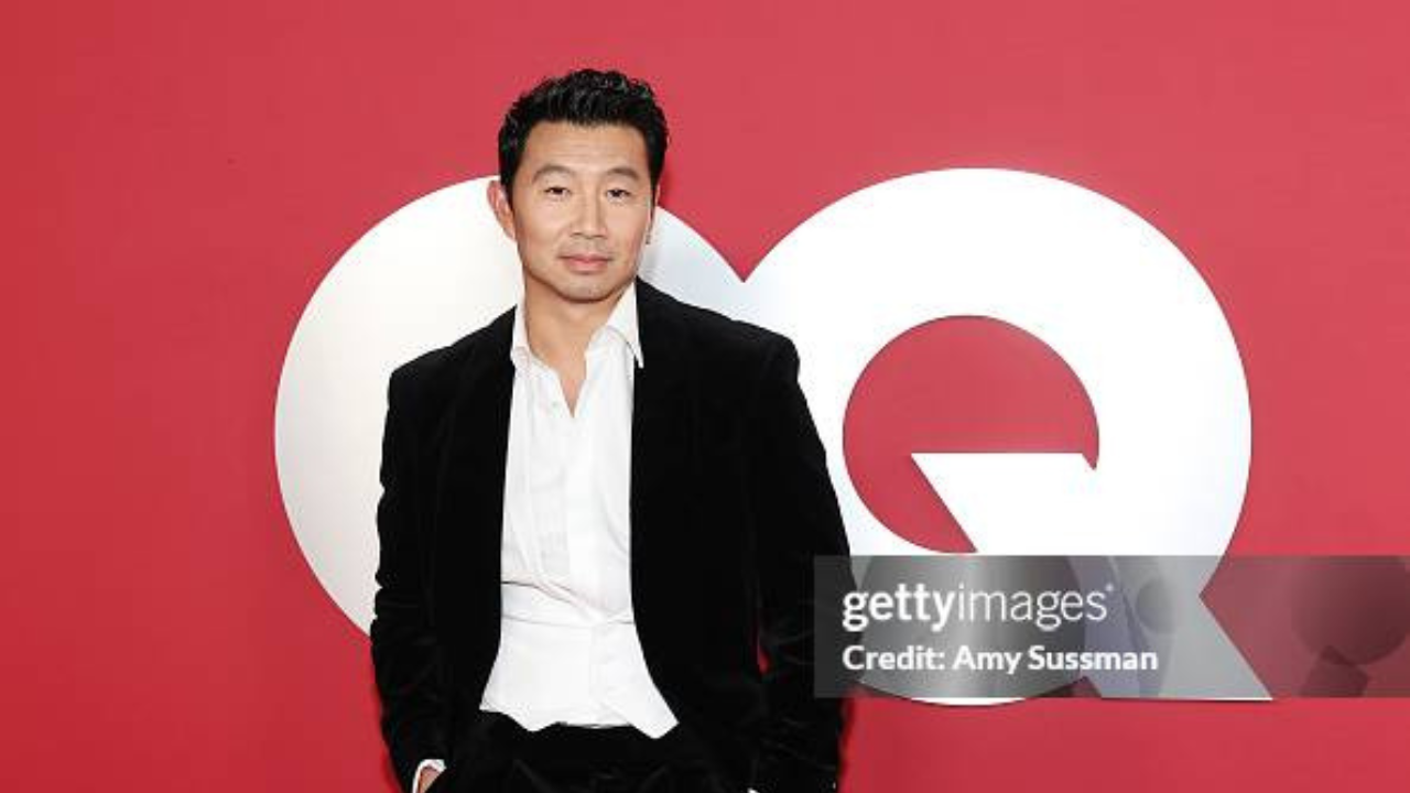 Ator Simu Liu em evento da revista GQ | Reprodução/Getty Images Embed/Amy Sussman