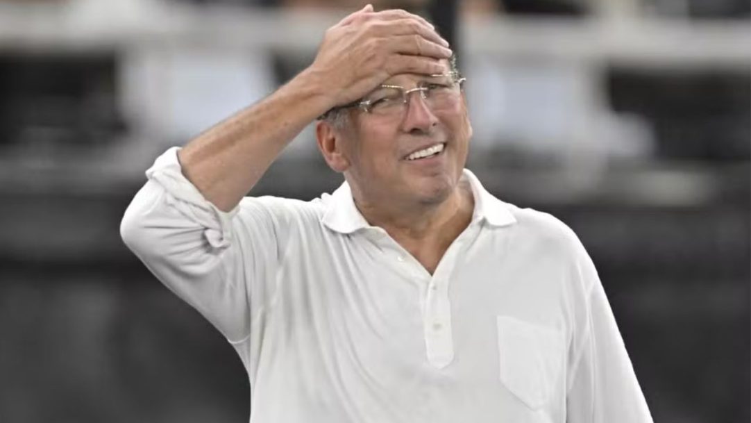 Estreia do Botafogo no Brasileirão é marcada por protestos contra Textor