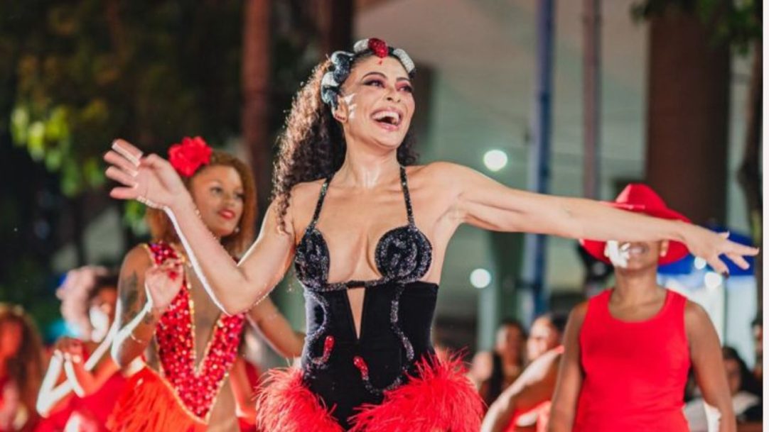 Juliana Paes transforma ensaio da Viradouro em espetáculo de ousadia
