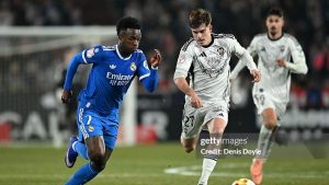 Atuação de Vini Jr. em eliminação do Real Madrid vira alvo de críticas