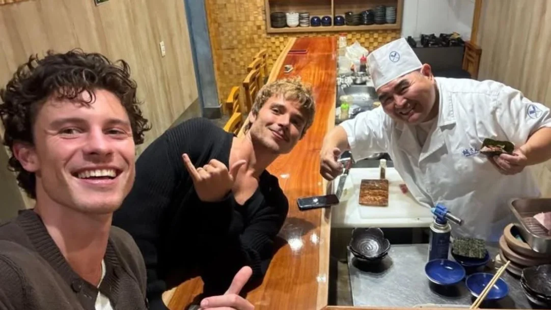 Shawn Mendes e João Lucas aproveitam jantar japonês em São Paulo