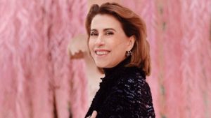 Fernanda Torres troca conversas com artistas internacionai em desfile da Chanel