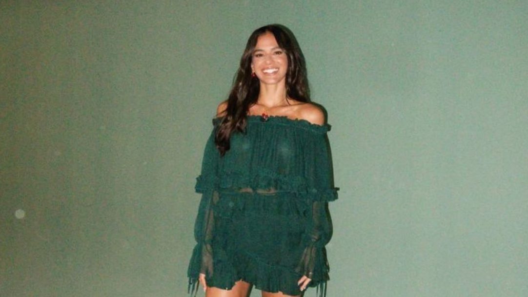Bruna Marquezine aproveita temporada em Salvador e prestigia ensaio da Timbalada