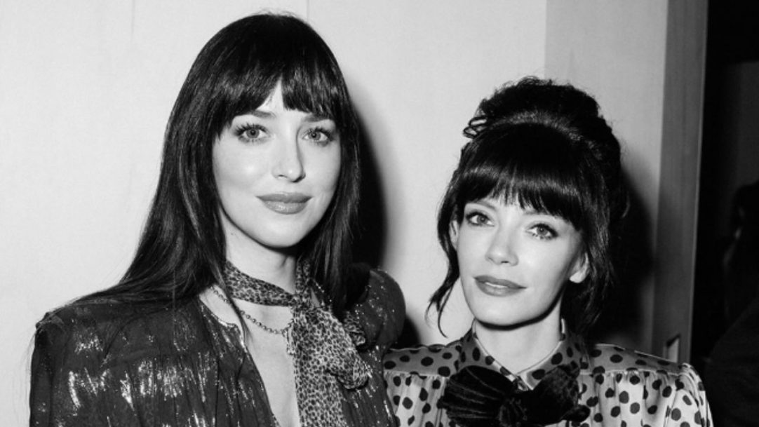 Dakota Johnson aposta em look ousado e domina primeira fila da Valentino