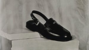 Louboutin apresenta coleção e renova moda masculina com couro