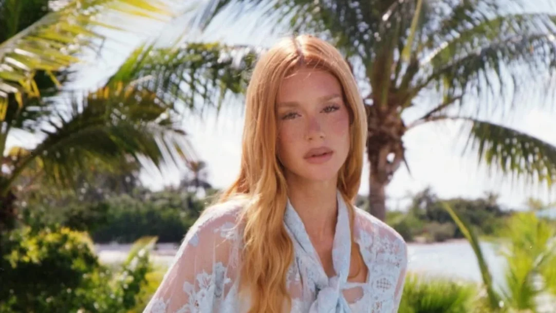 Marina Ruy Barbosa posa de biquíni, chama atenção e recebe enxurrada de elogios