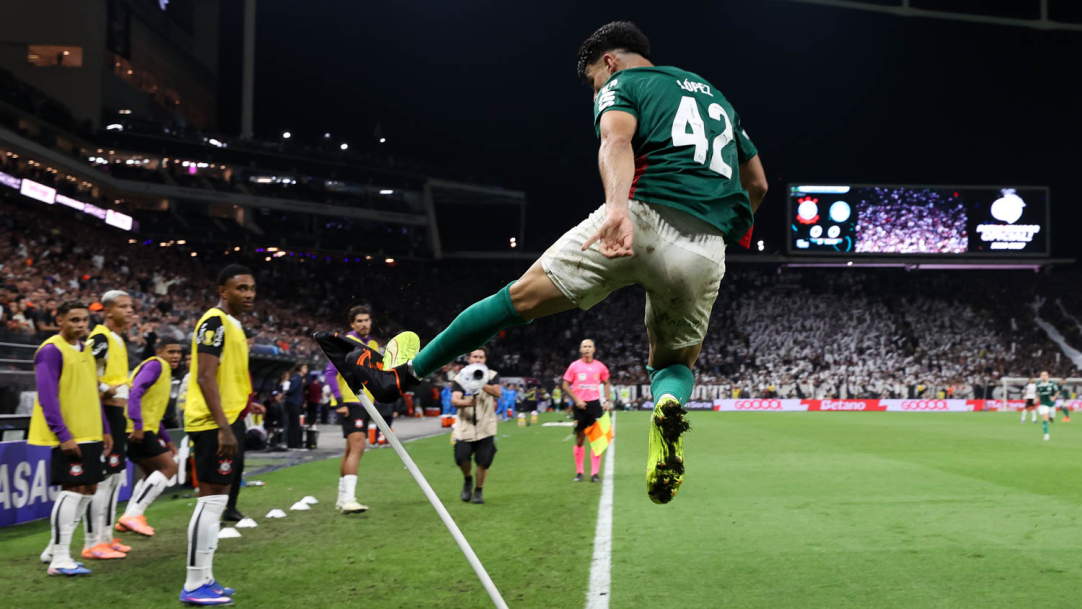 Palmeiras bate o Corinthians em Itaquera com noite decisiva de Carlos Miguel